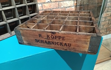 Drewniana skrzynka z browaru z napisem R.Koppe Scharnikau