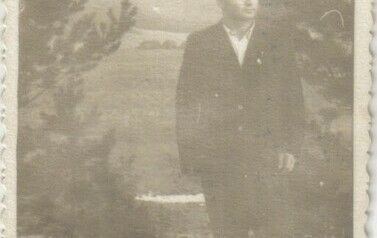 Portret młodego mężczyzny w krajobrazie syberii