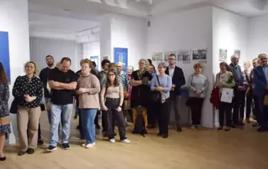 Grupowe zdjęcie uczestnik&oacute;w wernisażu