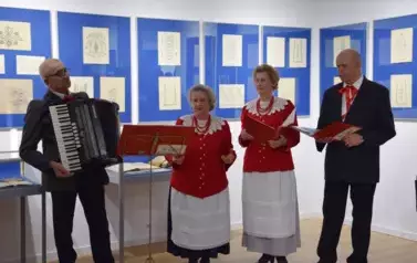 Zesp&oacute;ł "Lubaszanki": mężczyzna z akordeonem, dwie kobiety w strojach ludowych i śpiewak