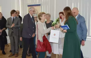 Wręczenie kwiat&oacute;w gościom specjalnym