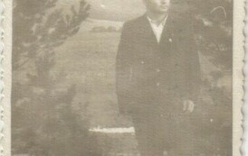 Portret młodego mężczyzny w krajobrazie syberii