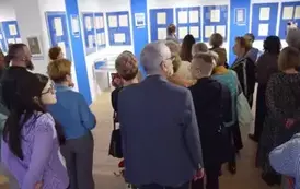 Uczestnicy wernisażu podczas oprowadzania kuratorskiego