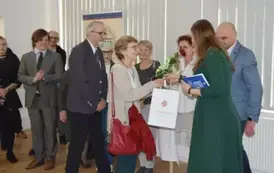 Wręczenie kwiat&oacute;w gościom specjalnym