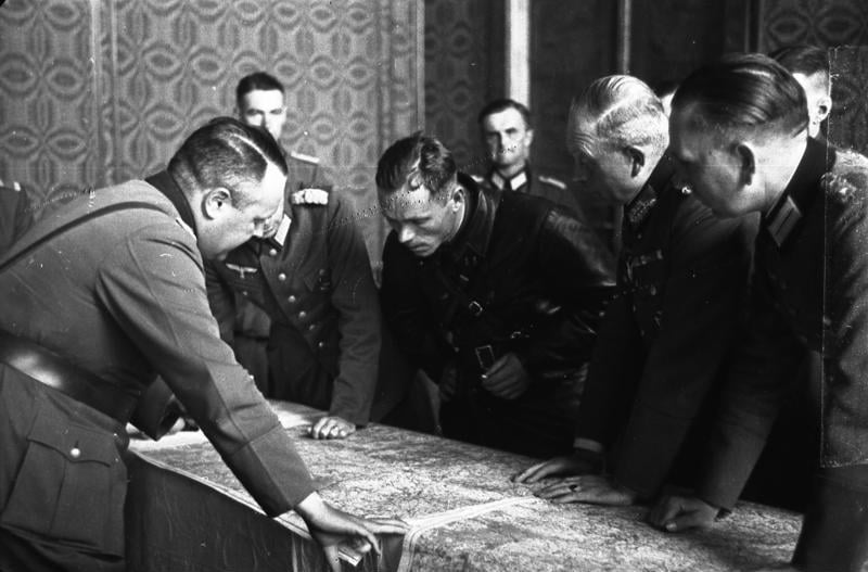 Foto za: pl.wikipedia.org 1. Rozmowy oficerów Wehrmachtu i Armii Czerwonej o wytyczeniu bieżącej linii rozgraniczenia wojsk na zaatakowanym terytorium Polski. Brześć, 21 września 1939; 