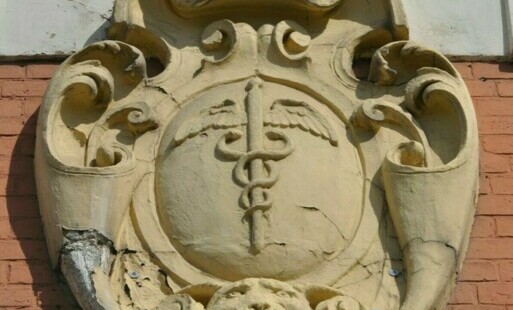 Zdjęcie do Kaduceusz- symbol pokoju i handlu. Ciekawe dekoracje na jednej     z czarnkowskich kamienic.