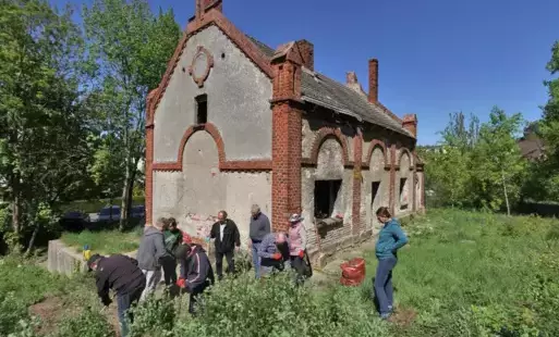 prace porządkowe przy żydowskim domu przedpogrzebowym w Czarnkowie